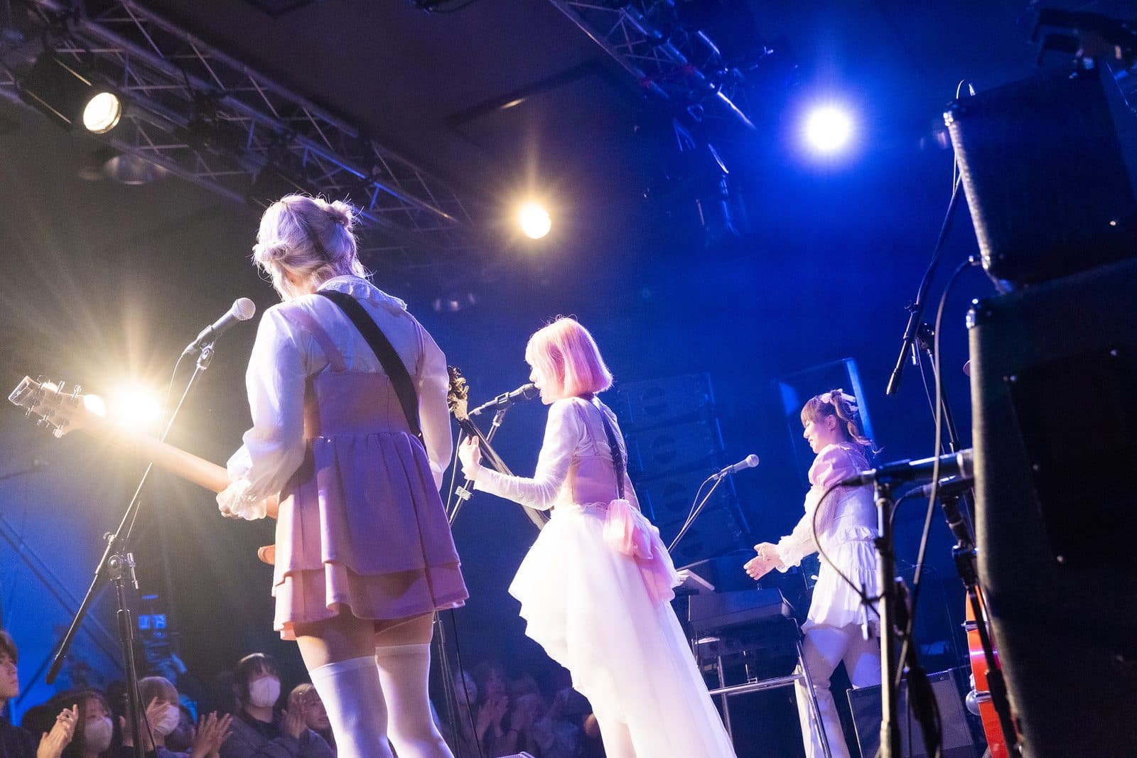 ライブハウスでのバンド演奏