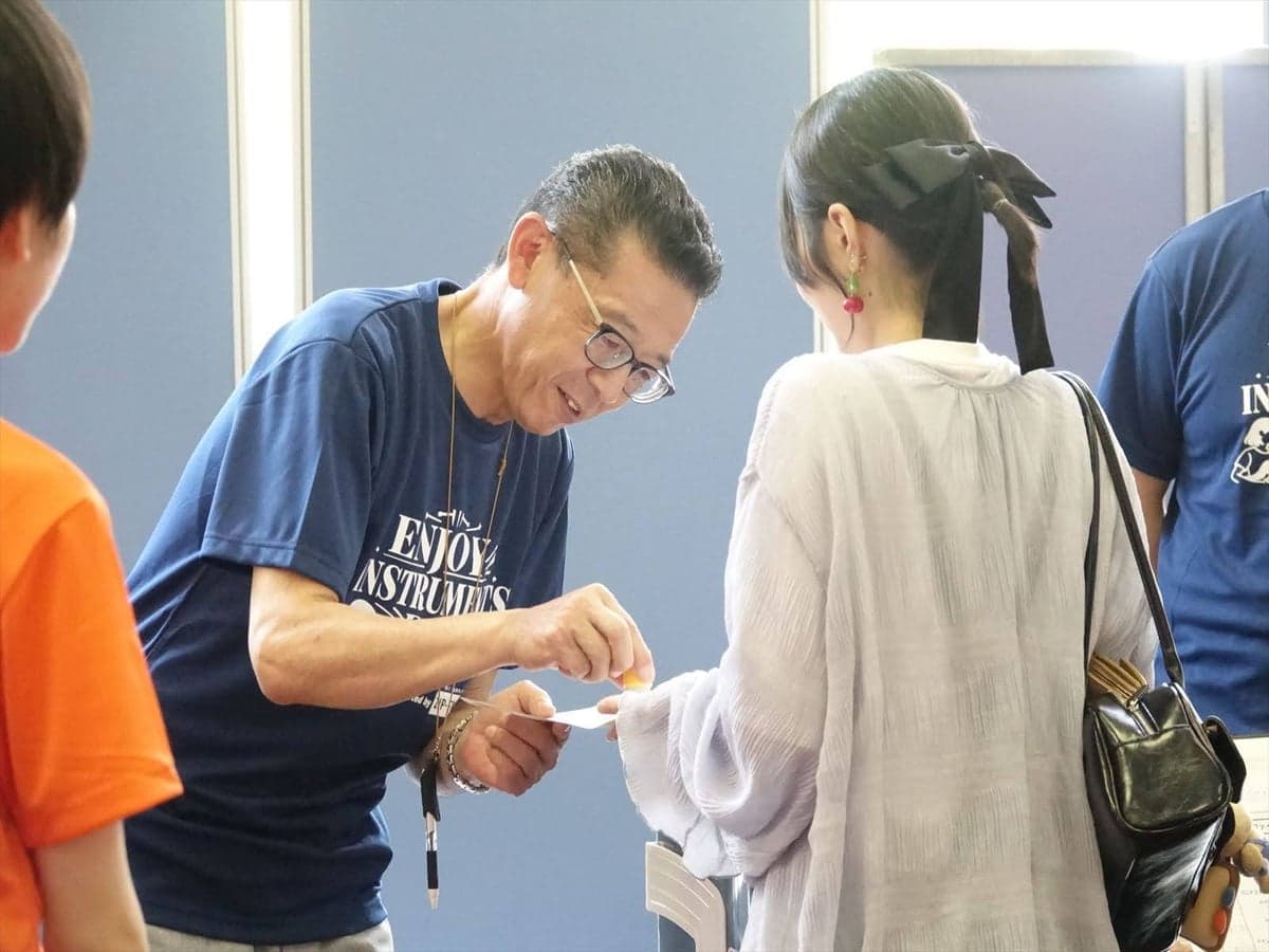 会場ホワイエ(ロビー)のにぎわい(「楽器を楽しむ日」過去開催の様子)