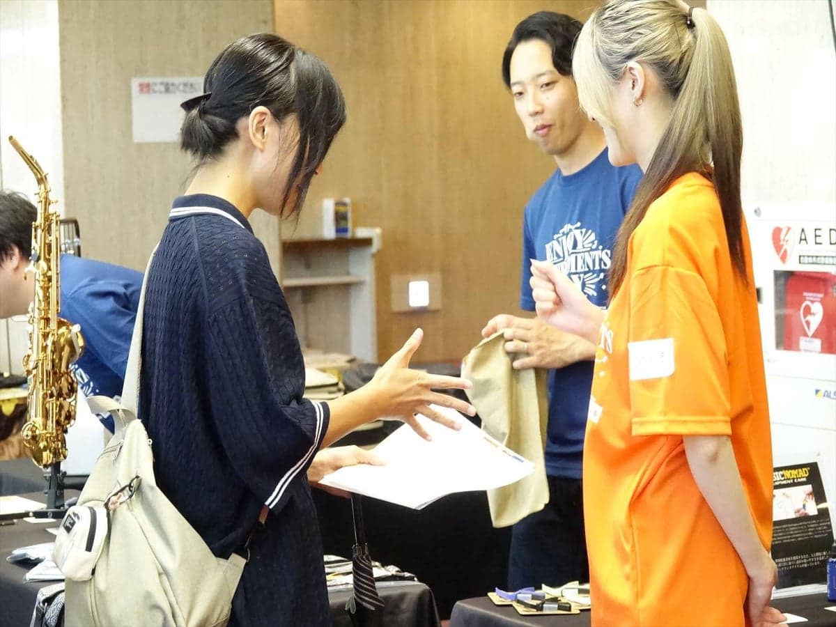 会場ホワイエ(ロビー)のにぎわい(「楽器を楽しむ日」過去開催の様子)